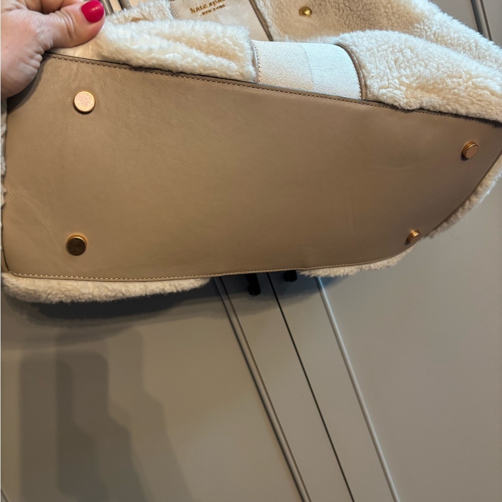 Kate Spade Everything racing stripe faux shearling large tote bag - Picture 4 of 10